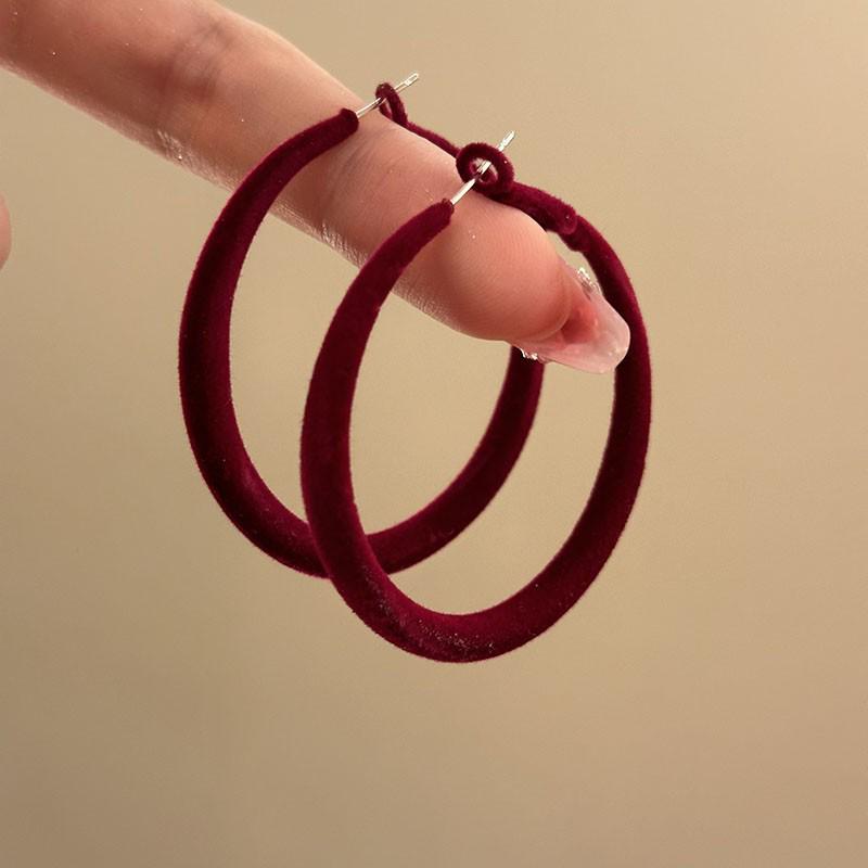 

Encore Анкара Осень/Зима 2025 Красные серьги-кольца с каффами - Уникальный дизайн