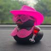 Una Carina Decorazione per Cruscotto a Forma di Anatra, con un Cappello di Tessuto Denim Fucsia, Stilosi Es e un Vino - Un Accessorio Auto Personalizzato