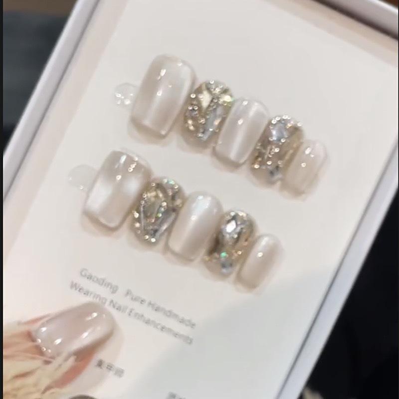 

Porcelain White Cat Eye Diamond Removable False Nail Stickers