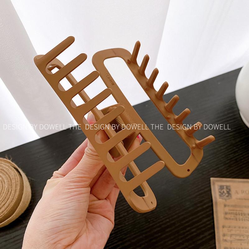 Fashionable Large Matte Plastic Hair Claw For Sophisticated Hairstyles In Multiple Shades