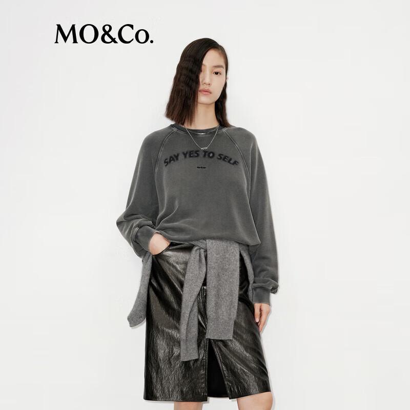MO&Co. 2024 Winter Sweatshirt aus gewaschener Baumwolle mit Buchstabenprint