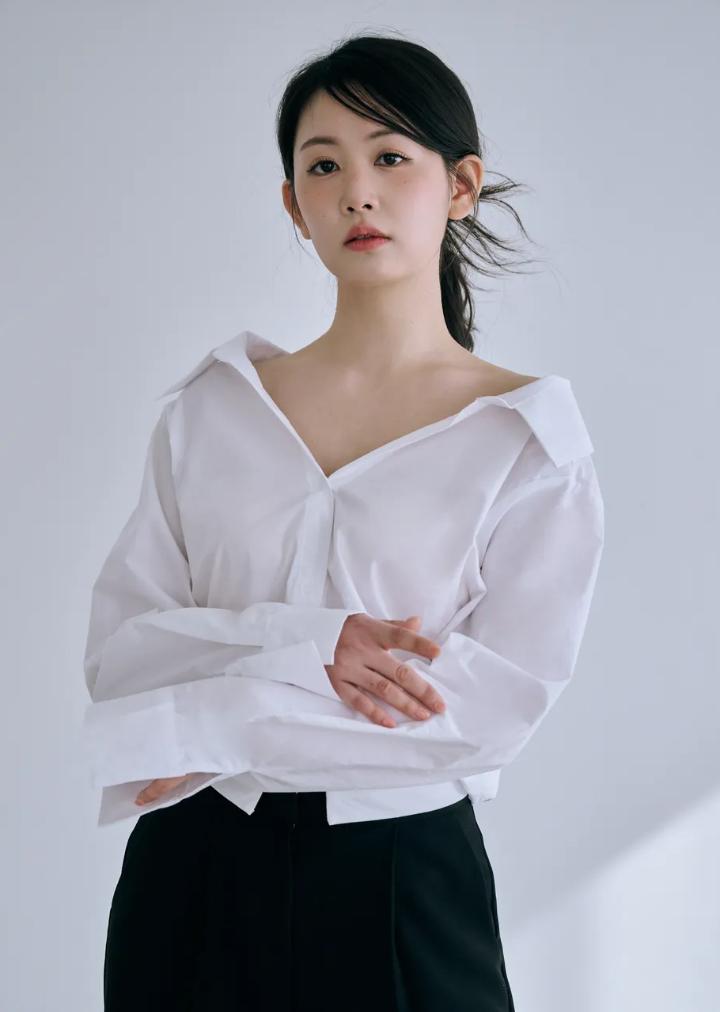 Bisou Miya Off-Shoulder Shirt (White) White/Free
