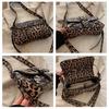 Modische Schultertasche aus Kunstleder für Damen Punk-Stil Nieten Hobo Handtasche mit Kettenriemen