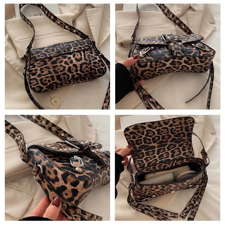 Modische Schultertasche aus Kunstleder für Damen Punk-Stil Nieten Hobo Handtasche mit Kettenriemen