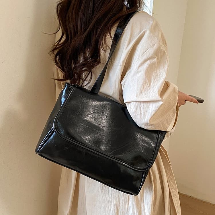 

Oil wax leather flap tote bag women s shoulder briefcase чёрный