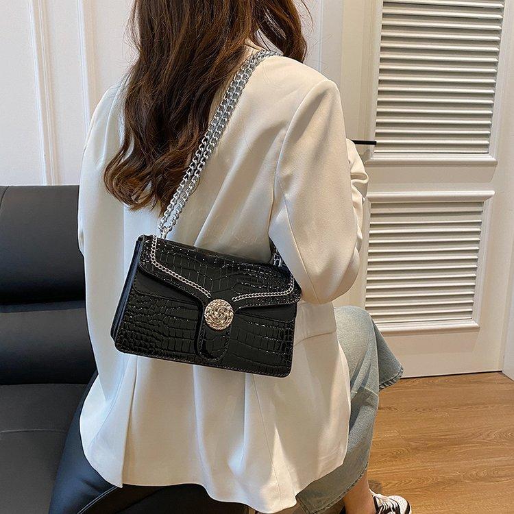 

Женские небольшие квадратные сумки. Новые стильные сумки на цепочке с первоклассным внешним видом. Универсальные, подходят для ношения на одном плече и через плечо.