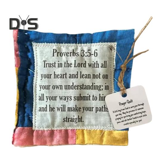 Mini colcha de oração, colcha de oração vintage com dispositivo de madeira dentro, colcha de oração de bolso feita à mão, quadrados, presente religioso para amigos cristãos