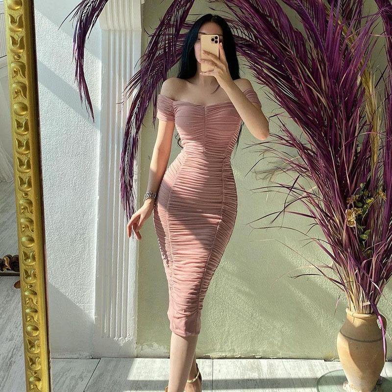 

Женское сексуальное элегантное платье миди со сборками на одно плечо M бледно-розовый