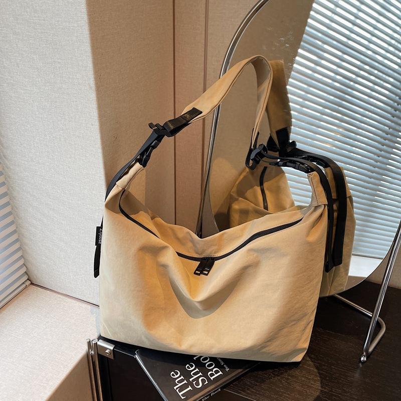 Tygväska med stor kapacitet dam ny höst och vinter mångsidig avslappnad axelbudväska texturerad pendlar dumplingväska