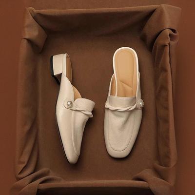 Französische, figurformende Pantoletten aus weichem Leder für Damen, mittelhoher Blockabsatz, ideal zum Hineinschlüpfen – perfekt für den Sommer.
