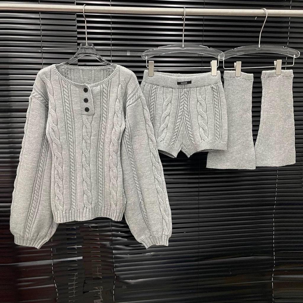 2025 Herbst/Winter Damen Zopfmuster Pullover-Set: Gemütliche Strickware mit Shorts & Stulpen, Dreiteiler