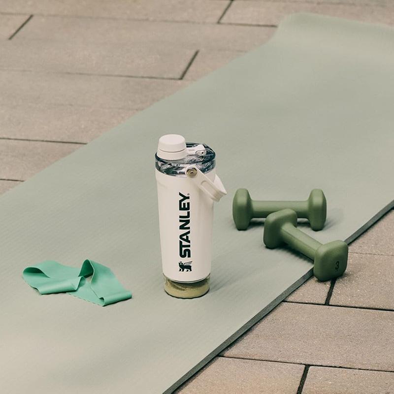STANLEY Das Active Shaker Tumbler 591ml + Behälter 103ml Set, Koreanisch