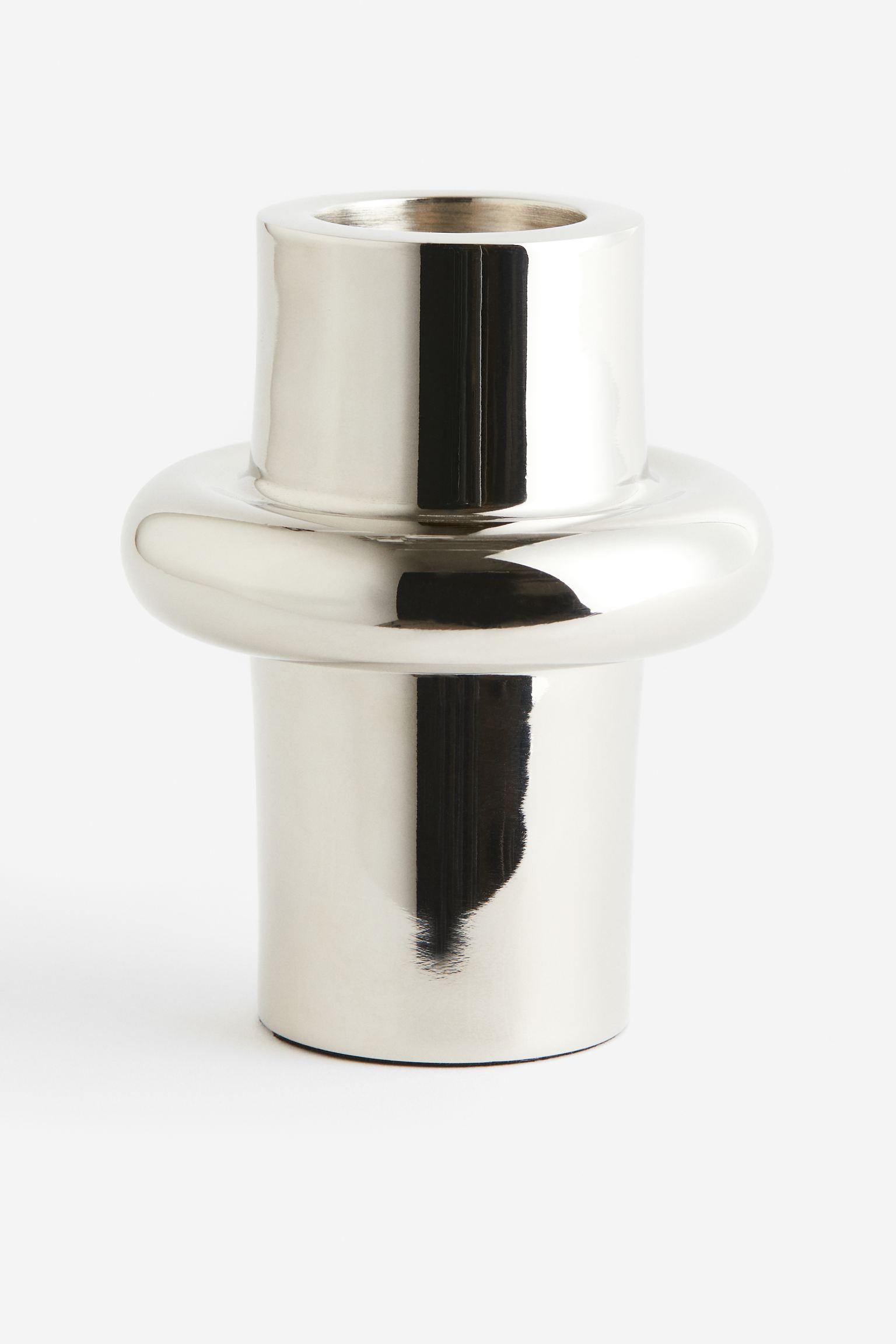 

Высокий металлический подсвечник