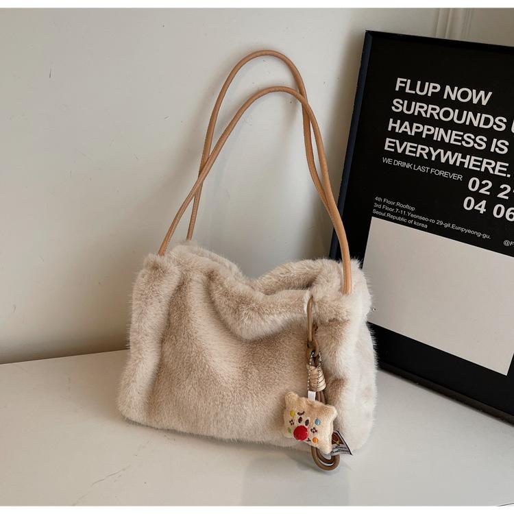 

Autumn and winter portable plush bag 2025 new commuter versatile fashion foreign style single shoulder ins women tote bag tide хакі