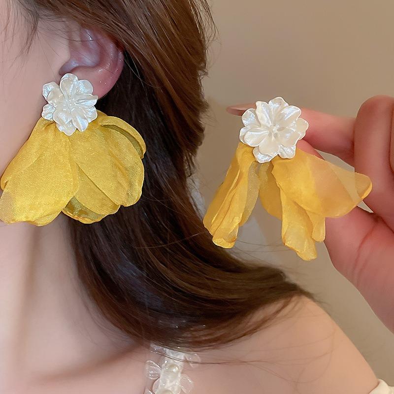 Dopamine petal mesh stud earrings new popular seaside vacation wind earrings exaggerated temperament versatile earrings wholesale