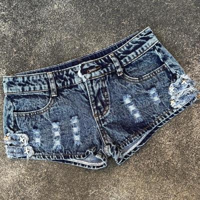 Women's Low-Waist Retro Ripped Denim Hot Pants with Rivet Details – Trendy and Slimming Style