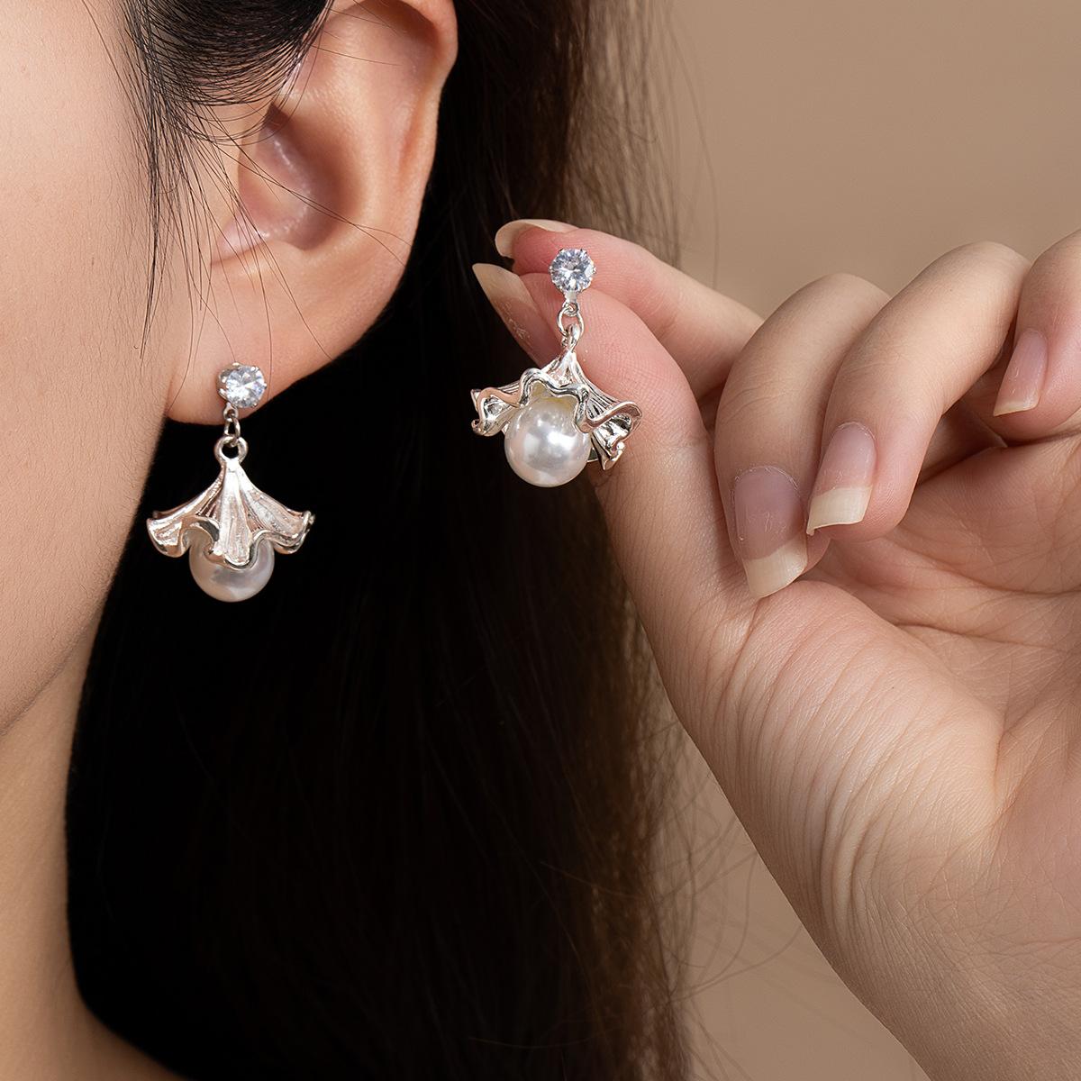 

Элегантные жемчужные серьги с бахромой из листьев гинкго. Уникальный роскошный дизайн для повседневной носки.