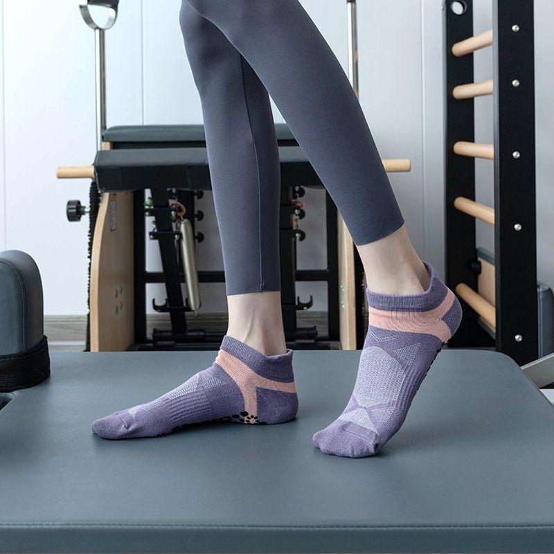 

Нескользящие носки для йоги Женские весенне-летние влагоотводящие носки для пилатеса Нескользящие носки Носки для фитнеса в стиле athleisure Носки для скакалки NY009-Purple