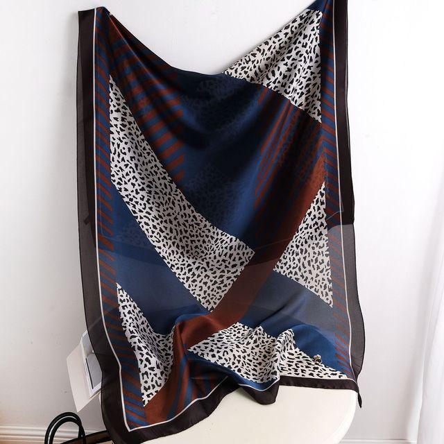 Luxury Brand Autumn and Winter Women New Style Fashion Color Matching Print Silk Scarf Lady Popular Headcloth Beach Shawl