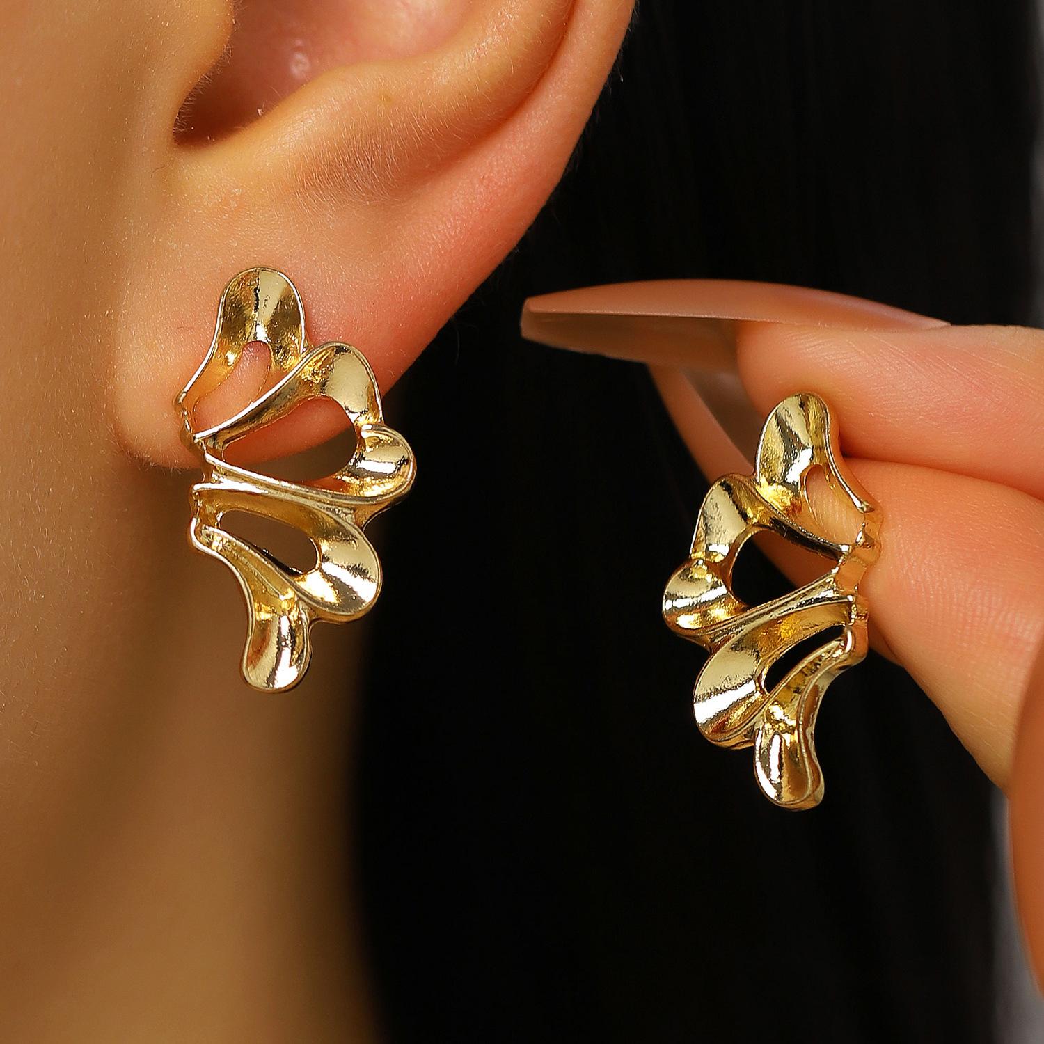 

DIGADAGU Alloy Openwork Geometric Stud Earrings New Classic Luxury Earrings Women Party Zircon Accessories золотистий