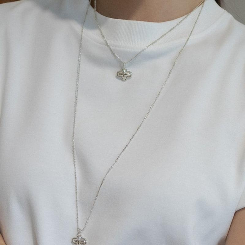 Invisible collage HUG BLOOM NECKLACE_SILVER