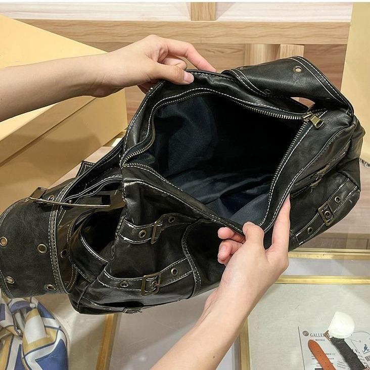 Vintage kožená taška přes rameno pro ženy, opotřebovaná motocyklistická taška s širokým popruhem, velkoobjemová taška