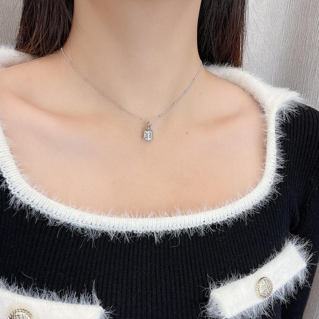 Elegant Silver Pendant Necklace - Luxurious Fall/Winter Fashion