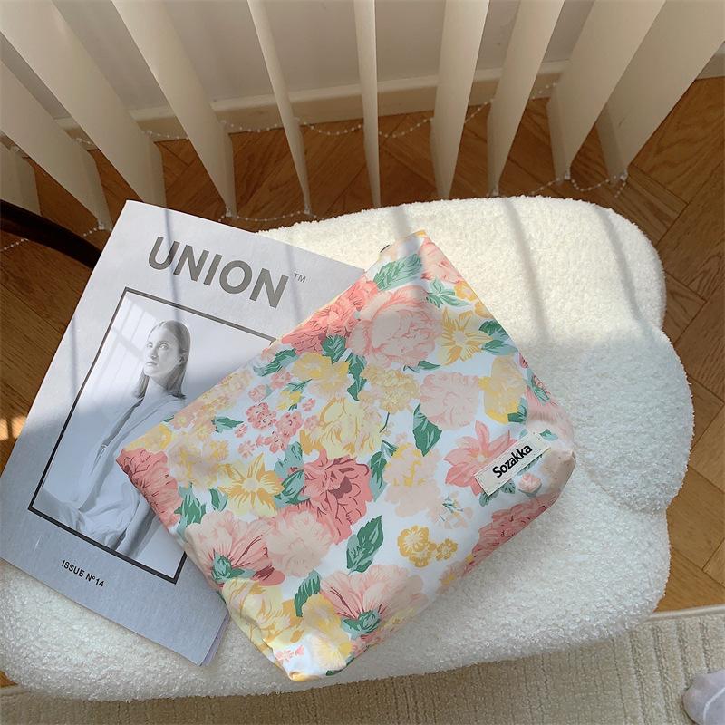 Charming Ladies Trendy Flower Pattern Cosmetic Pouch Portable Clutch Makeup Bag