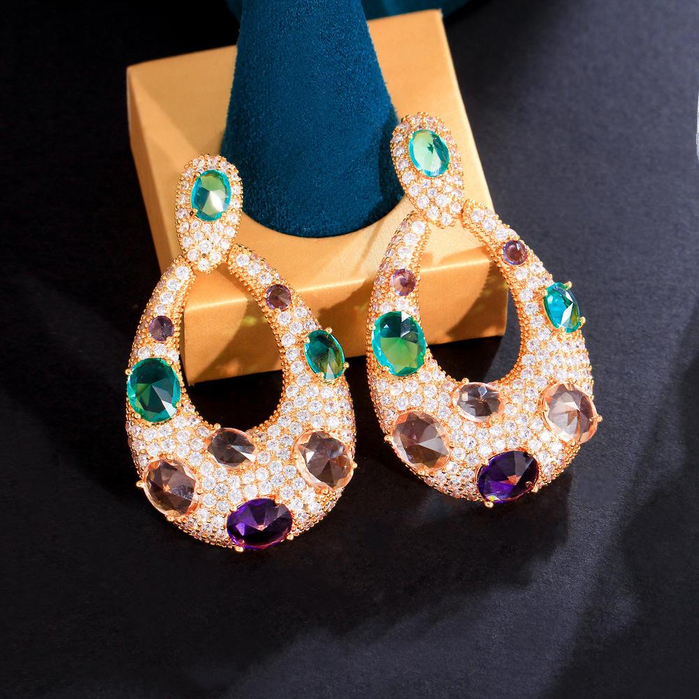 Boucles d'oreilles arc-en-ciel romantiques de luxe léger avec un sens du design d'industrie lourde, boucles d'oreilles colorées exagérées pour banquet et défilé en zircon