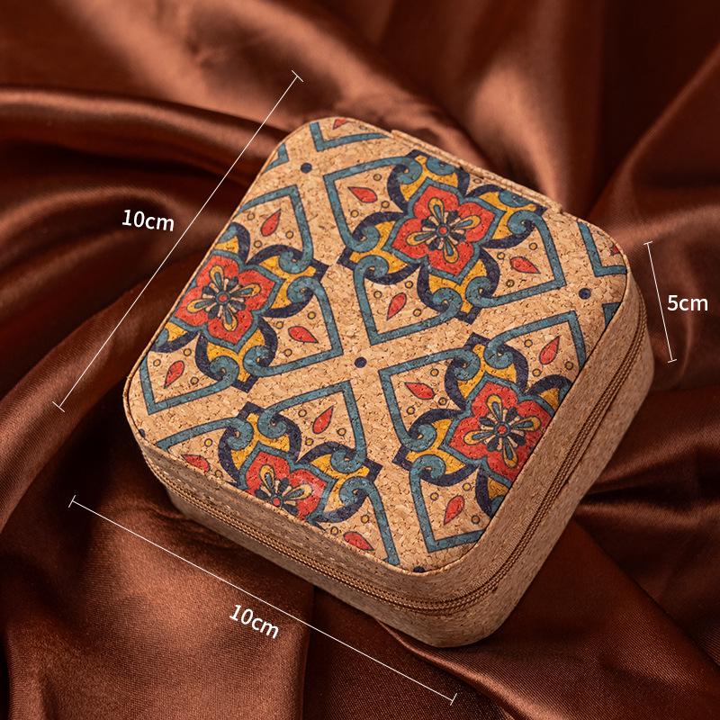 

Елегантна Портативна Шкатулка для Ювелірних Виробів з Корка в Ретро Стилі для Сережок, Кілець та Намист 10x10x5