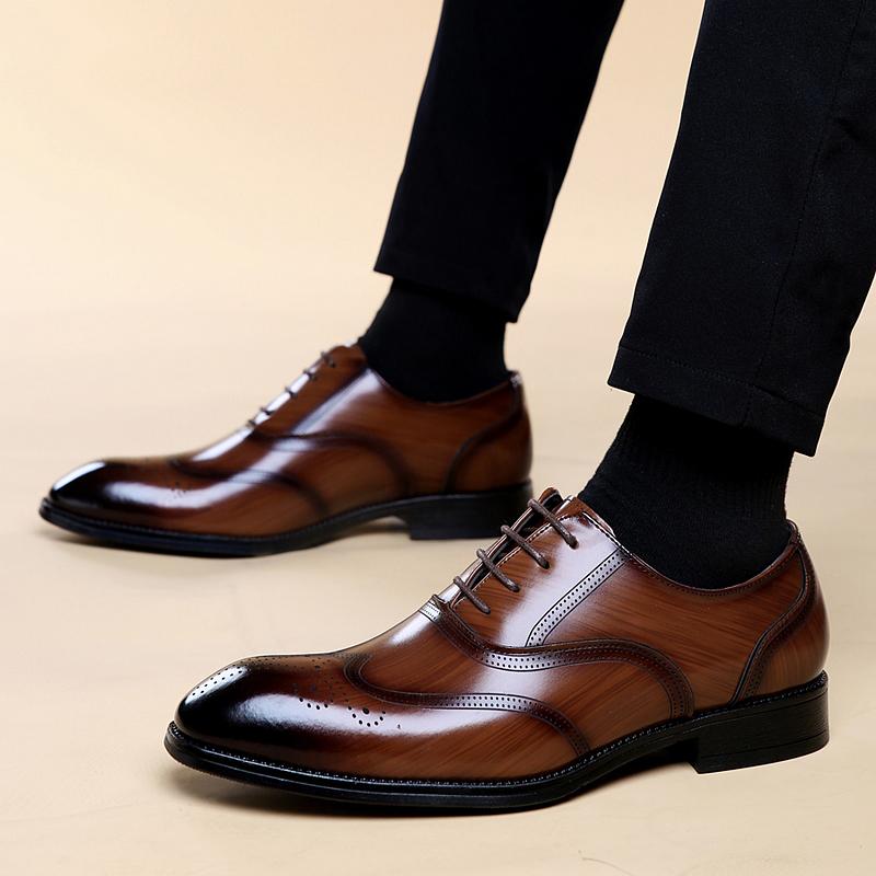 New Retro British Gentleman Pointed Black Brown Brogues Oxford Shoes For Men Designer Formal Wedding Dress Homecoming Footwear