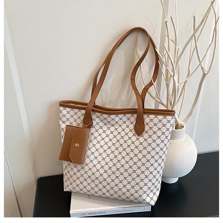 Women's Fashionable Multi-Piece Set: Large Capacity Retro Tote, Mother-Child Bag, and Underarm Bag