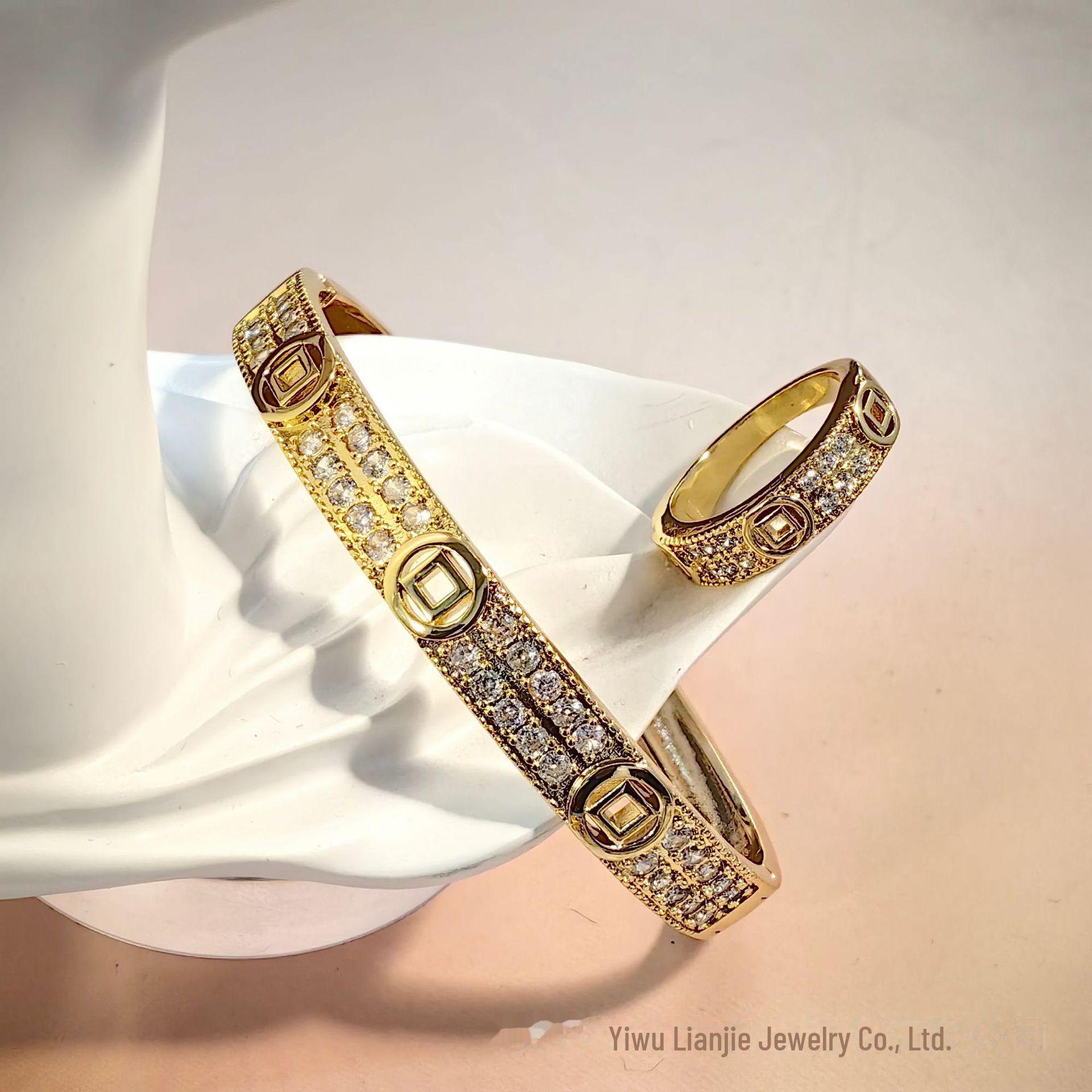 

Комплект из браслета и кольца в форме монеты 18 карат – элегантный и минималистичный дизайн золотой