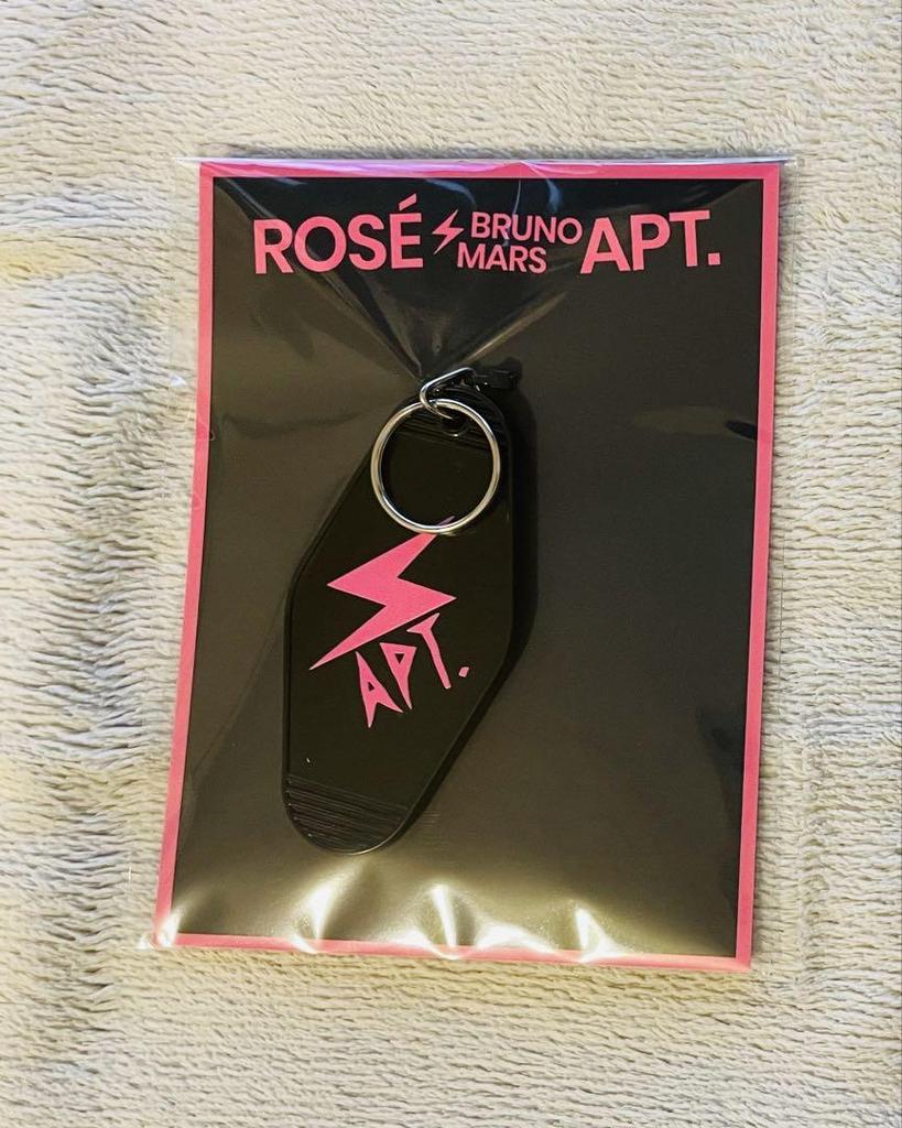[USED] ROSÉ [ROSIE] APT KEYCHAIN