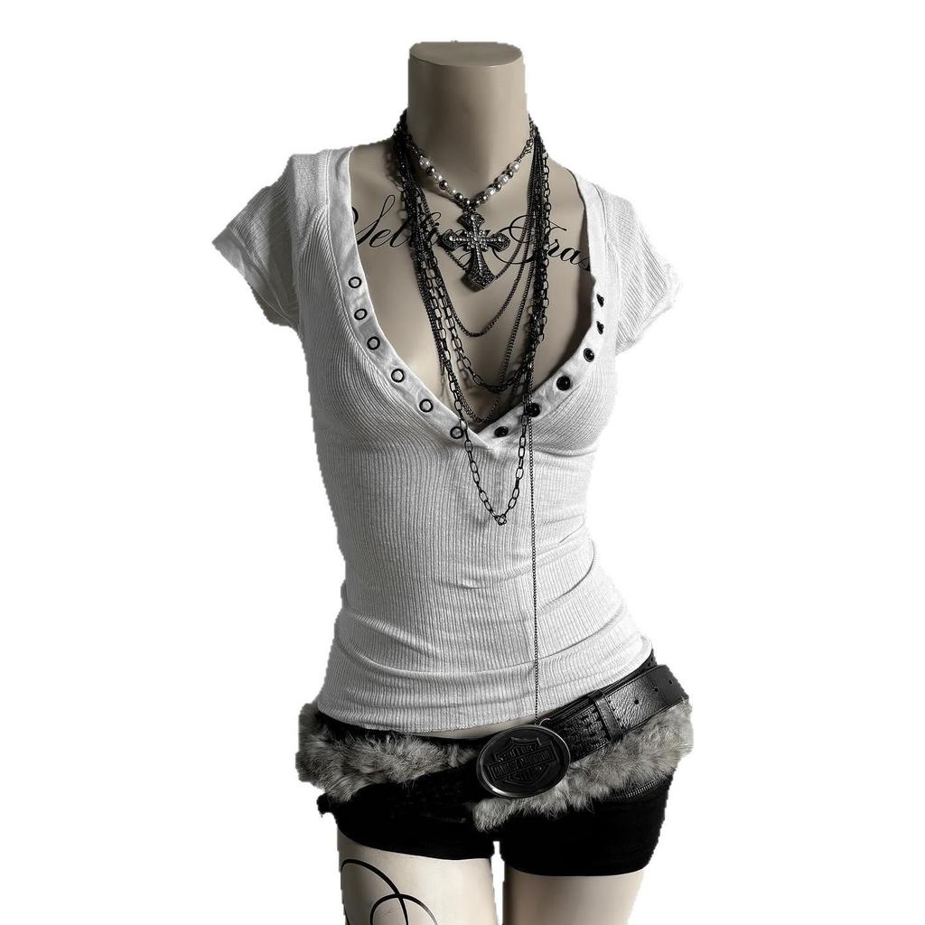 Top Estivo Gotico 2025 Bianco a Coste Scollo a V Manica Corta con Dettagli Borchie per Donna