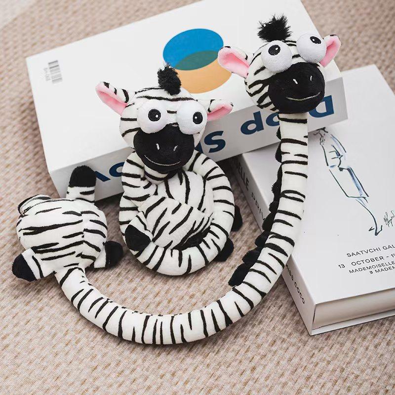 Jouets Peluches Animaux Rigolos Pendentifs Grue Couronnée Rouge à Long Cou Zèbre Raton Laveur Girafe Ornement de Bretelle 50cm