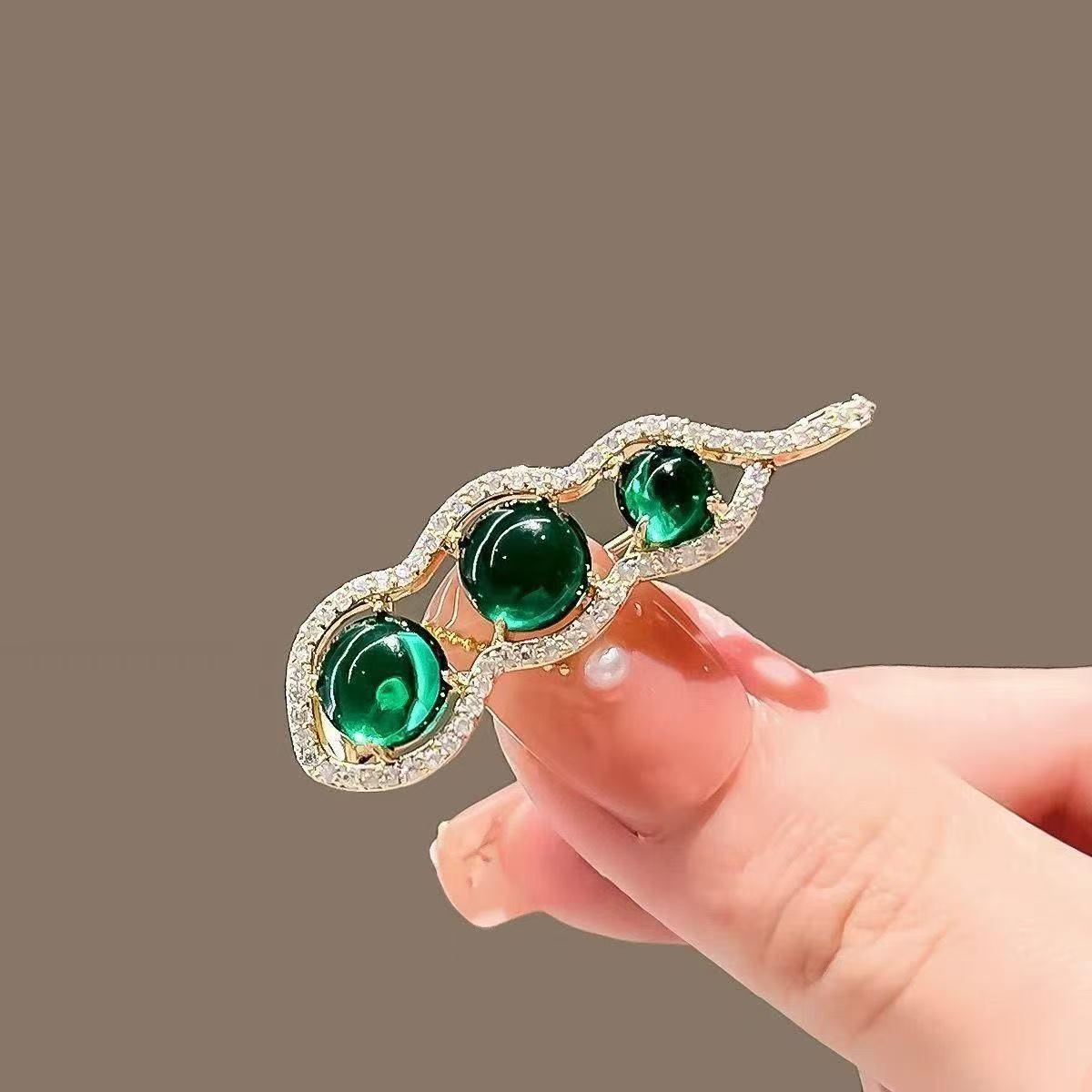 Французская винтажная изумрудная брошь: Роскошный дизайн с зелеными бусинами-горошинами для женщин