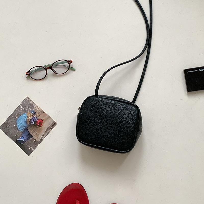 

Summer New Simple and Fashionable Red Crossbody Small Square Bag for Women, Korean Commuting, Lychee Patterned Small Shoulder Bag чорний