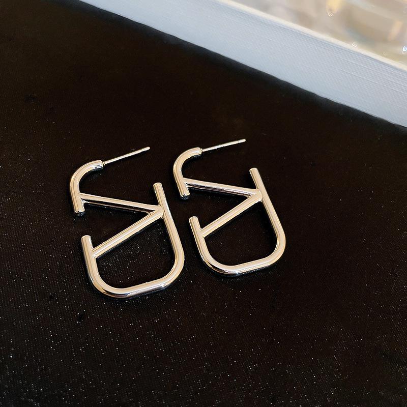 Zircon Gold Letter D Ear Cuffs: High-End Women's Stud Earrings with Versatile Niche Design.