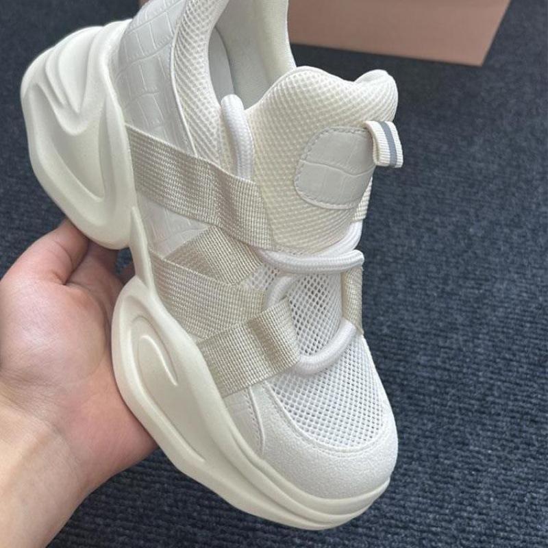 

Женская обувь, увеличивающая рост, новая белая обувь на платформе, весенние и летние сетчатые дышащие повседневные маленькие кроссовки 40
