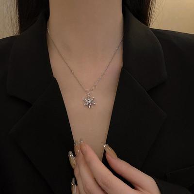 Collier Snowflake en Zirconia Rotatif pour Femme - Chaîne de Clavicule Élégante au Design Unique et à l'Attrait Populaire