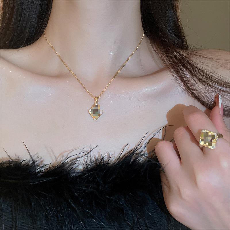 18K Gold-Plated Zircon Flower Necklace - Retro Court Style Clavicle Chain for Women