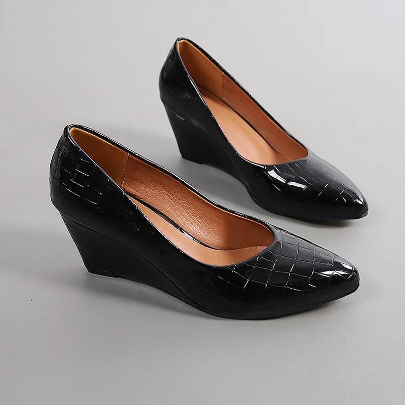 2025 Jaro Léto Klínky Podpatky Dámské Párty Boty Módní Špičatá špička Kancelářské Lodičky Nadměrná velikost 42 Zlatá Stříbrná Černá D255