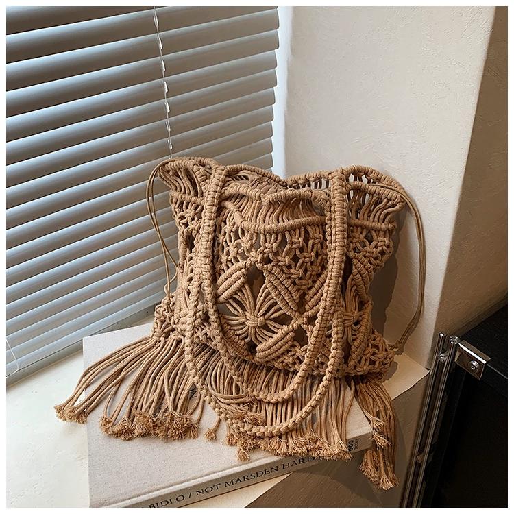 Korean Chic Retro Hollow Weaving Women's Bag Boho Style Tassel Bag Travel Vacation Beach Bag with a Large Capacity