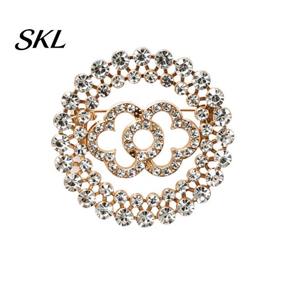 Strong Buckle Brooch Retro Style Pin, Hollow Flower Design Lapel Pin with Buckle, Sparkling Rhinestones Inlaid Anti-exposure Badge for Coats
