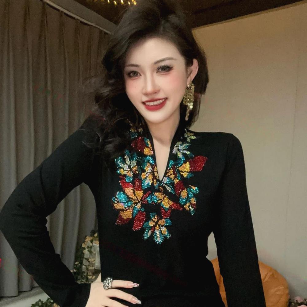 2024 Autumn/Winter Women’s Trendy Warm Base Layer with Rhinestones - Chinese Style, Brushed Double-Sided Fleece Top, Fashionable & Hot Seller