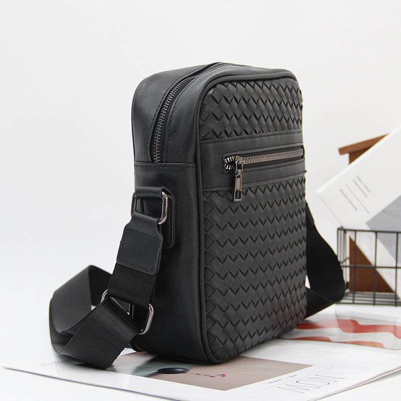 Men's bag handwoven shoulder bag vertical rest messenger bag business messenger bag Korean version fashion small square bag tide