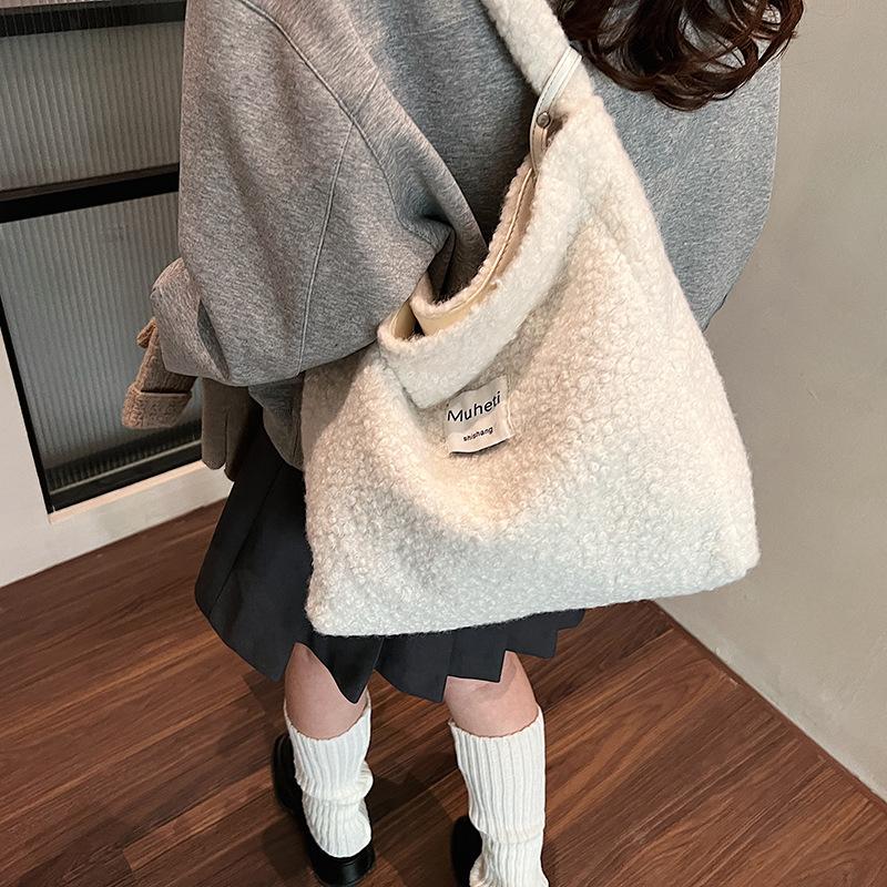 Plush bag women s autumn and winter 2025 new trendy shoulder bag large capacity commuter messenger tote bag