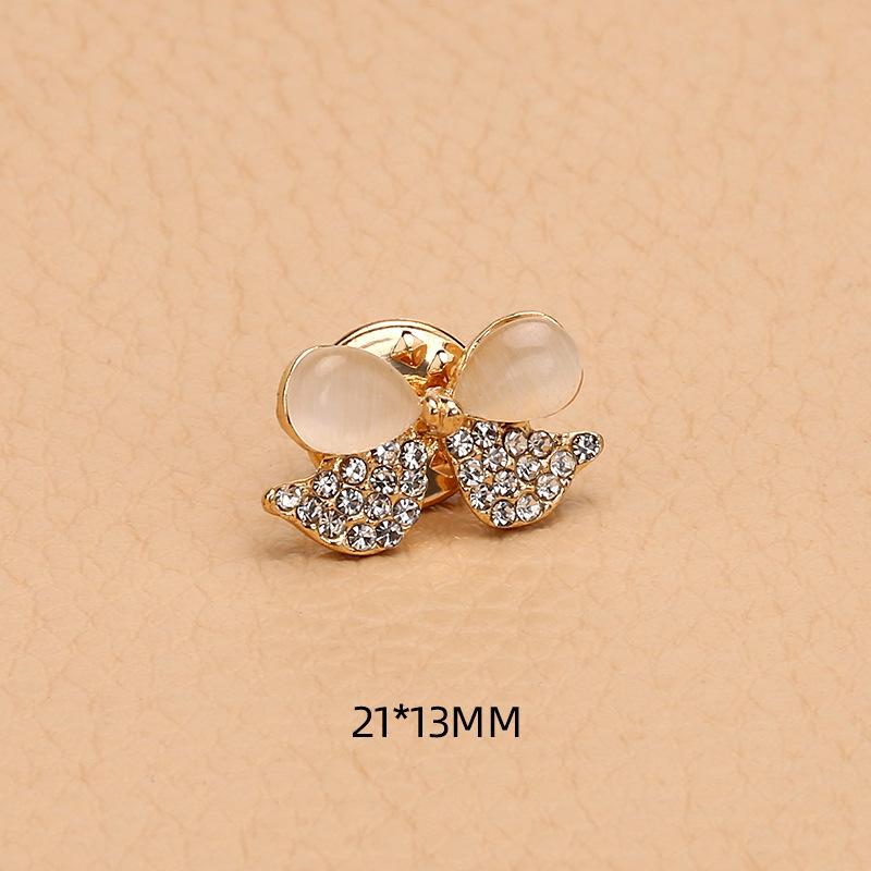 High-End No-Sew Clover Bow Brooch for Shirt Collars