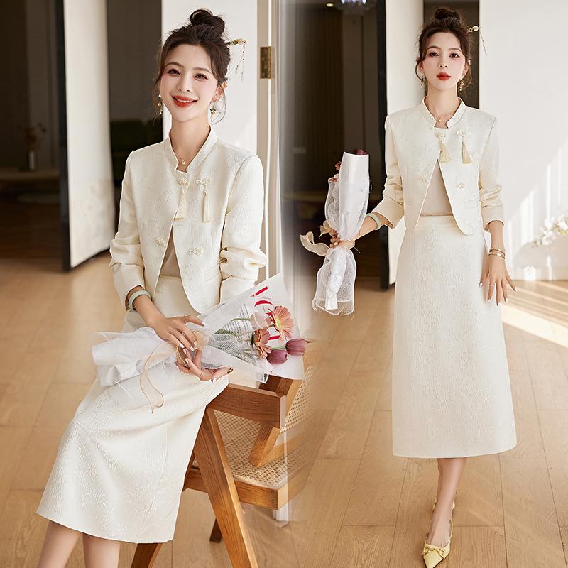 

Trendy 2025 Chinese Style Two-Piece Set for Spring. Large брудно-білий